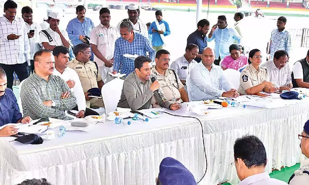 Andhra: कलेक्टर, पुलिस आयुक्त ने सुरक्षा व्यवस्था की समीक्षा की Andhra: कलेक्टर, पुलिस आयुक्त ने सुरक्षा व्यवस्था की समीक्षा की