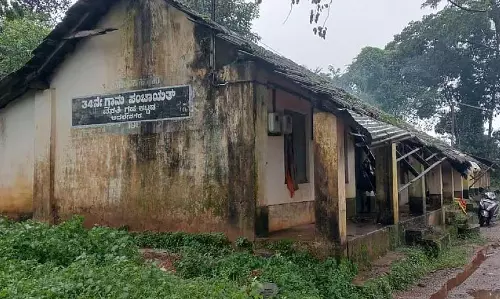 Uppinangadi : रखरखाव के अभाव में ग्राम पंचायत का आवास ढह रहा