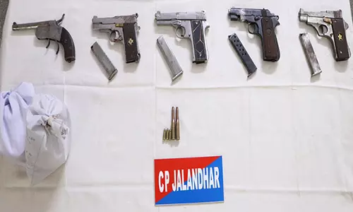 Punjab में नशीले पदार्थों और हथियारों की तस्करी का खुलासा: 5 गिरफ्तार, 1.5 किलो हेरोइन जब्त Punjab में नशीले पदार्थों और हथियारों की तस्करी का खुलासा: 5 गिरफ्तार, 1.5 किलो हेरोइन जब्त