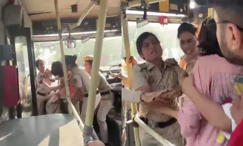 Delhi पुलिस ने कुत्तों को हटाने के सुप्रीम कोर्ट के आदेश का विरोध कर रही महिला कार्यकर्ता पर हमला Delhi पुलिस ने कुत्तों को हटाने के सुप्रीम कोर्ट के आदेश का विरोध कर रही महिला कार्यकर्ता पर हमला