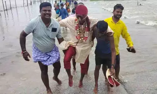 Karimnagar में दूल्हे को कंधों पर उठाकर बाढ़ग्रस्त पुलिया पार कराई गई Karimnagar में दूल्हे को कंधों पर उठाकर बाढ़ग्रस्त पुलिया पार कराई गई