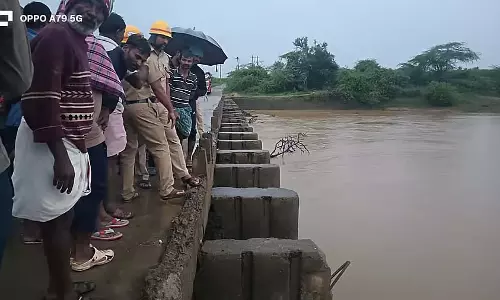 ट्रैक्टर नदी में गिरा: दो लोगों को बचाया गया ट्रैक्टर नदी में गिरा: दो लोगों को बचाया गया