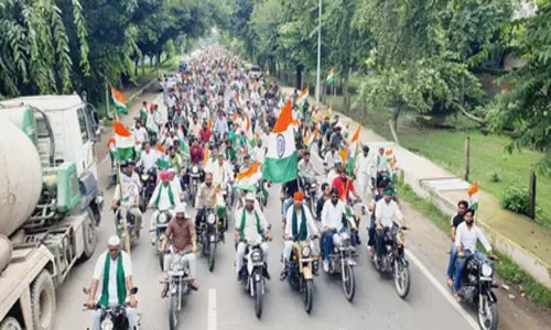 किसानों की तिरंगा बाइक रैली, सिरसा टोल तक गूंजे भारत माता के जयकारे