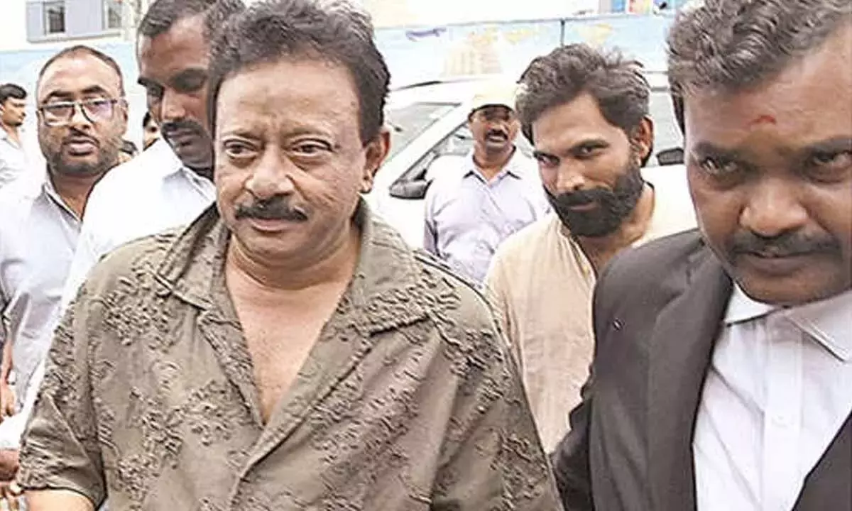 Andhra: ओंगोल पुलिस ने RGV से 10 घंटे तक पूछताछ की Andhra: ओंगोल पुलिस ने RGV से 10 घंटे तक पूछताछ की