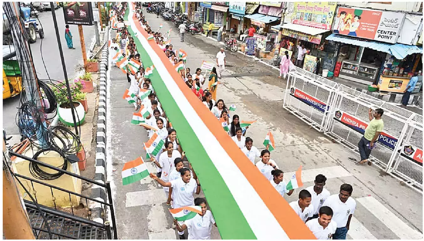 Andhra: 1000 फुट ऊंचे राष्ट्रीय ध्वज के साथ तिरंगा रैली निकाली गई