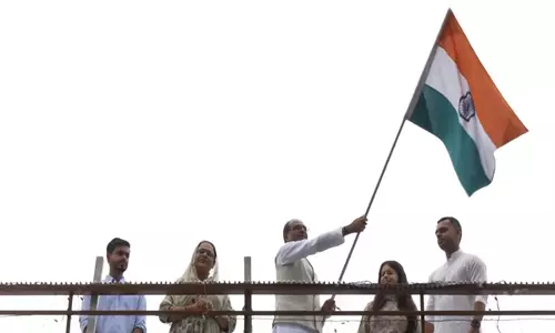 केंद्रीय मंत्री शिवराज सिंह चौहान ने अपने Bhopal आवास पर तिरंगा फहराया