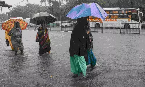 तेलंगाना सरकार ने भारी बारिश की चेतावनी के बीच GHMC क्षेत्र के स्कूलों में आधे दिन की छुट्टी की घोषणा की तेलंगाना सरकार ने भारी बारिश की चेतावनी के बीच GHMC क्षेत्र के स्कूलों में आधे दिन की छुट्टी की घोषणा की