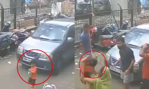 Mumbai : दर्दनाक हादसा, खेलते समय बच्चे पर चढ़ी कार Mumbai : दर्दनाक हादसा, खेलते समय बच्चे पर चढ़ी कार