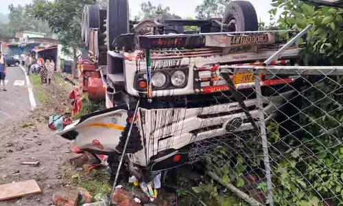 Dehra में तेज रफ्तार ट्रक पलटा, चालक और राहगीर की मौत
