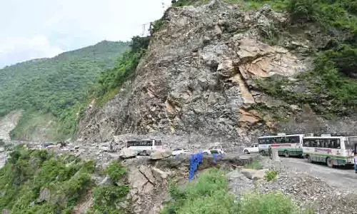 भूस्खलन से Kiratpur-Manali राजमार्ग पर यातायात ठप भूस्खलन से Kiratpur-Manali राजमार्ग पर यातायात ठप