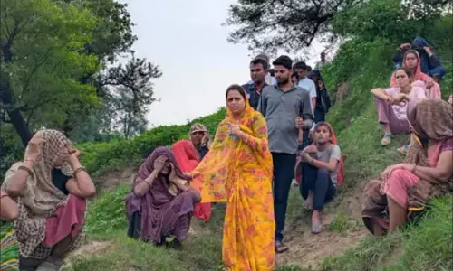 Guna : बेटे और दोस्त को बचाने नदी में कूदी महिला, दो की मौत Guna : बेटे और दोस्त को बचाने नदी में कूदी महिला, दो की मौत