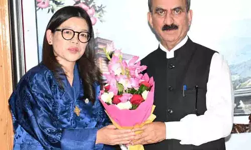 Himachal CM ने भूटान प्रतिनिधिमंडल को 5,000 ‘चिलगोजा’ के पौधे सौंपे