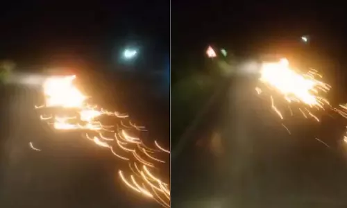 Fatehpur : तेज रफ्तार कार ने बाइक सवार को 3 किमी तक घसीटा Fatehpur : तेज रफ्तार कार ने बाइक सवार को 3 किमी तक घसीटा