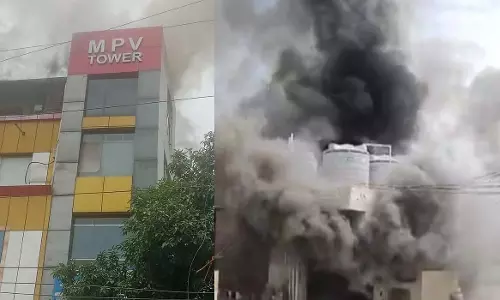 Noida: अलग-अलग स्थानों पर आग लगने की 2 घटनाएं सामने आईं