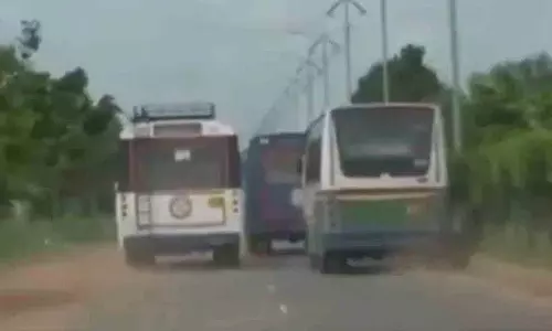 RTC बसों के साथ रेसिंग.. वाहन चालक नाराज.. वीडियो वायरल RTC बसों के साथ रेसिंग.. वाहन चालक नाराज.. वीडियो वायरल