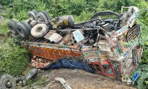 शराब से भरी लॉरी पलटी.. 25 लाख रुपये की बीयर बह गई