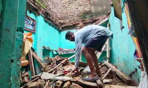 Badheri village में रात में बारिश के दौरान छत गिरने से महिला और बेटा घायल Badheri village में रात में बारिश के दौरान छत गिरने से महिला और बेटा घायल