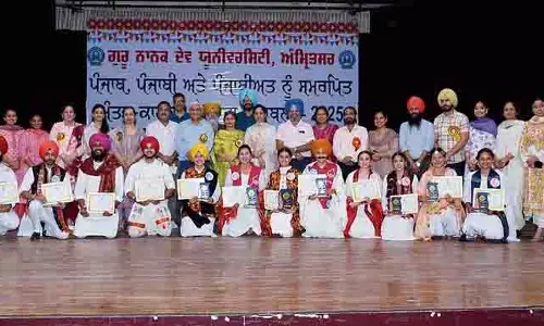 GNDU में पंजाबी पोशाक प्रतियोगिता का आयोजन