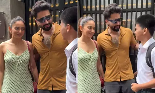 फैन के पास आने से परेशान हुए Jacky, रकुल प्रीत के साथ थे मौजूद फैन के पास आने से परेशान हुए Jacky, रकुल प्रीत के साथ थे मौजूद