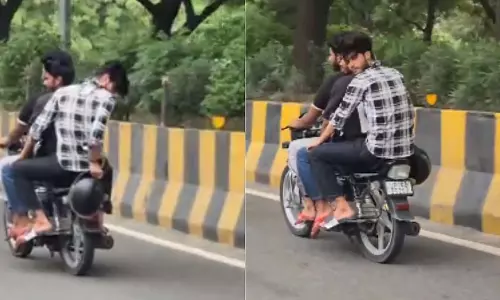 Noida : युवक हेलमेट से नंबर प्लेट छिपाते हुए वीडियो वायरल Noida : युवक हेलमेट से नंबर प्लेट छिपाते हुए वीडियो वायरल
