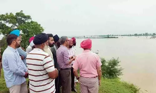 ब्यास नदी के खतरे के निशान को छूने पर DC ने गांवों में बाढ़ की स्थिति का जायजा लिया ब्यास नदी के खतरे के निशान को छूने पर DC ने गांवों में बाढ़ की स्थिति का जायजा लिया