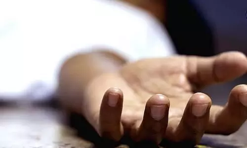 फर्श खून और उल्टी से सना हुआ है, उसके बगल में एक शव पड़ा