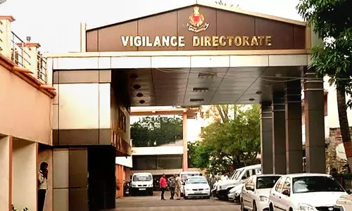 Odisha : स्वास्थ्य विभाग के दो कर्मचारी रिश्वत लेते पकड़े गए Odisha : स्वास्थ्य विभाग के दो कर्मचारी रिश्वत लेते पकड़े गए