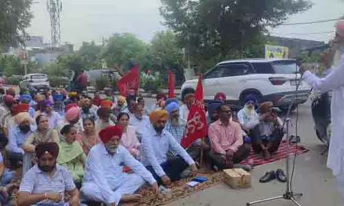 Tarn Taran: पावरकॉम कर्मचारियों के विरोध प्रदर्शन के दूसरे दिन भी काम पर न आने से कामकाज प्रभावित Tarn Taran: पावरकॉम कर्मचारियों के विरोध प्रदर्शन के दूसरे दिन भी काम पर न आने से कामकाज प्रभावित