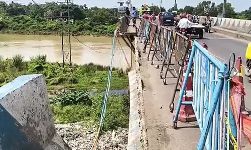 Arambagh में रामकृष्ण ब्रिज के नीचे वैट जमा किया जा रहा