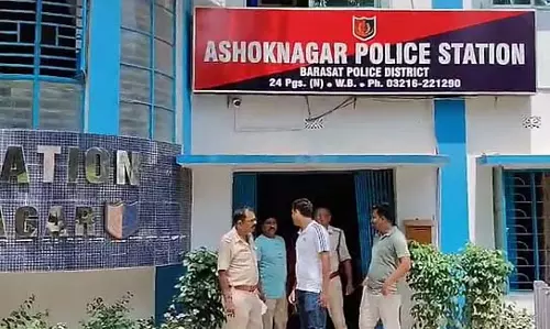 Ashoknagar और हाबरा नगर पालिकाओं के निवासियों के बीच झड़पें Ashoknagar और हाबरा नगर पालिकाओं के निवासियों के बीच झड़पें