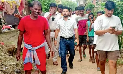 ग्रामीणों ने खराब सड़क को काटा, बीडीओ ने क्षेत्र का किया भ्रमण ग्रामीणों ने खराब सड़क को काटा, बीडीओ ने क्षेत्र का किया भ्रमण
