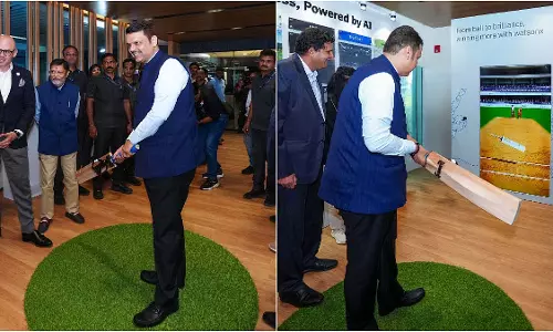 Mumbai: दौरे के दौरान मुख्यमंत्री ने एआई क्रिकेट सिम्युलेटर का अनुभव लिया Mumbai: दौरे के दौरान मुख्यमंत्री ने एआई क्रिकेट सिम्युलेटर का अनुभव लिया