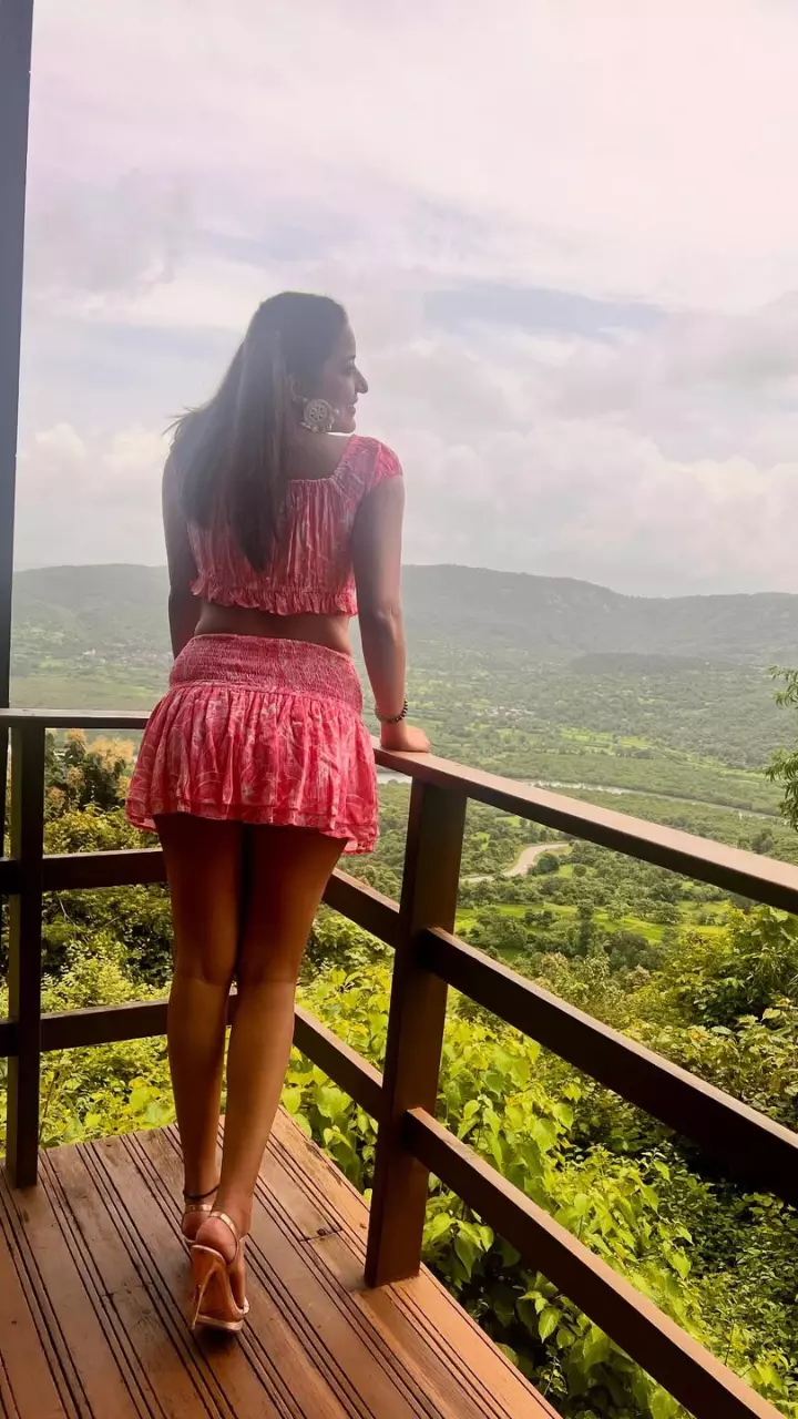 मोनालिसा का सिजलिंग लुक दिखा