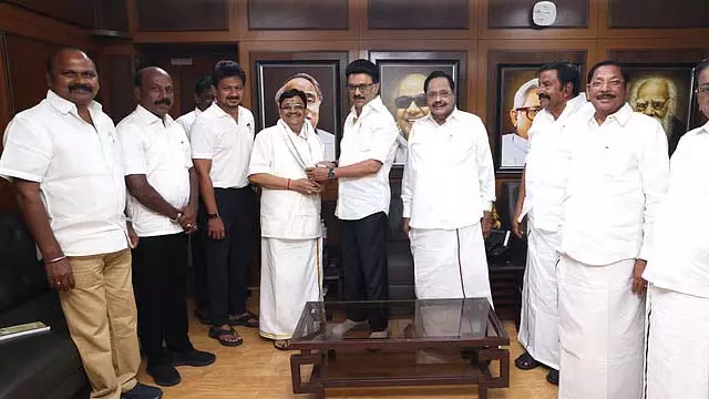 DMK में शामिल हुए AIADMK के पूर्व सांसद मैत्रेयन DMK में शामिल हुए AIADMK के पूर्व सांसद मैत्रेयन