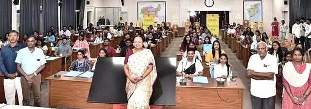 Tamil Nadu : पड़ोसी देशों से 100 तमिल महिलाओं की खोज परियोजना के लिए वेल्लोर आए Tamil Nadu : पड़ोसी देशों से 100 तमिल महिलाओं की खोज परियोजना के लिए वेल्लोर आए