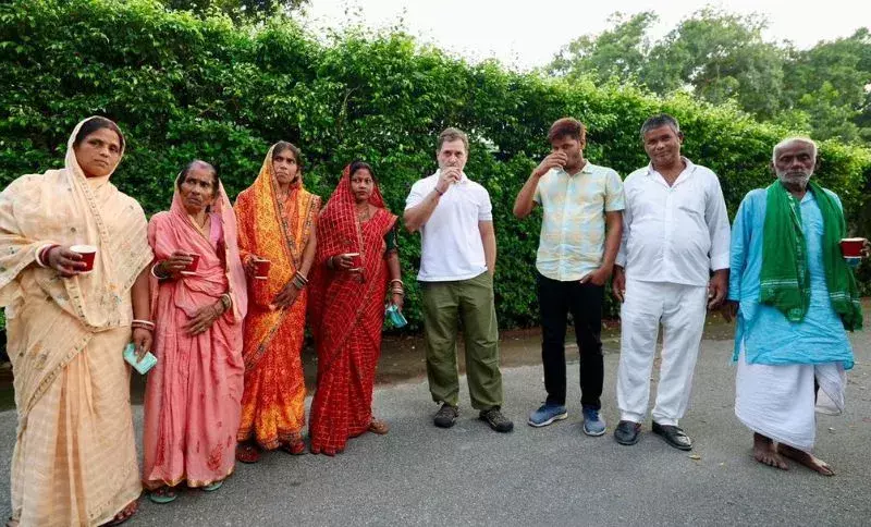 Rahul Gandhi ने बिहार के मृत मतदाताओं के साथ चाय की चुस्की ली Rahul Gandhi ने बिहार के मृत मतदाताओं के साथ चाय की चुस्की ली
