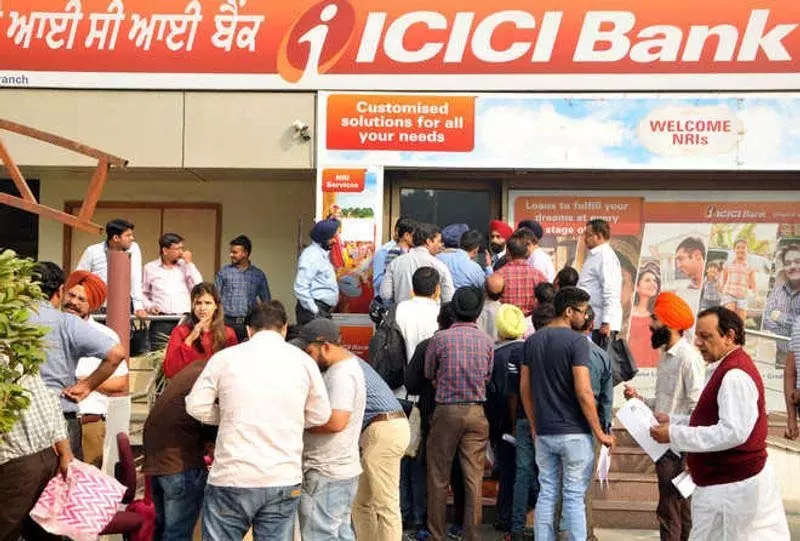 आईसीआईसीआई ने न्यूनतम बैलेंस घटाकर 15 हजार रुपये किया आईसीआईसीआई ने न्यूनतम बैलेंस घटाकर 15 हजार रुपये किया