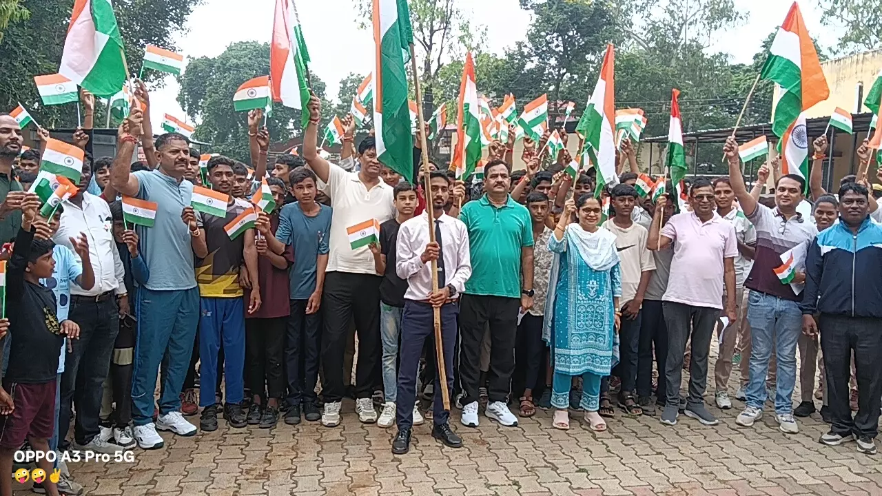 Pratapgarh: तिरंगा यात्रा और कार्यक्रमों से बढ़ी देशभक्ति की भावना Pratapgarh: तिरंगा यात्रा और कार्यक्रमों से बढ़ी देशभक्ति की भावना