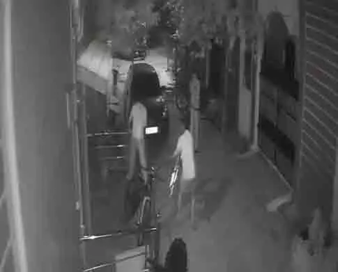महिला टीचर के घर ठेकेदार ने की गुंडई, तोड़फोड़ कर मचाया उत्पात महिला टीचर के घर ठेकेदार ने की गुंडई, तोड़फोड़ कर मचाया उत्पात