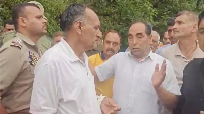 Rajouri में सेना के जवान पर पत्नी और बच्चे की जान लेने की कार दुर्घटना साजिश का आरोप Rajouri में सेना के जवान पर पत्नी और बच्चे की जान लेने की कार दुर्घटना साजिश का आरोप