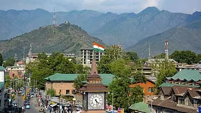 Srinagar : अब कश्मीर में खुलेआम लहरा रहा है तिरंगा Srinagar : अब कश्मीर में खुलेआम लहरा रहा है तिरंगा