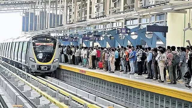 हमारी मेट्रो येलो लाइन: अधिकारियों की लापरवाही से यात्रियों को हो रही परेशानी हमारी मेट्रो येलो लाइन: अधिकारियों की लापरवाही से यात्रियों को हो रही परेशानी