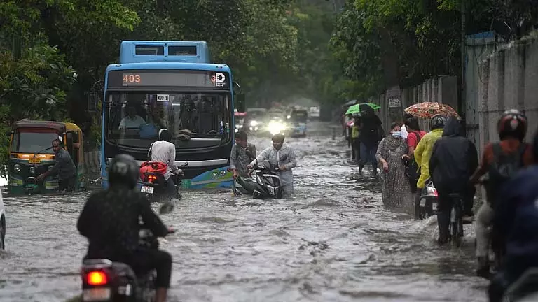 Delhi-NCR में भारी बारिश से जाम और जलभराव, IMD का रेड अलर्ट Delhi-NCR में भारी बारिश से जाम और जलभराव, IMD का रेड अलर्ट