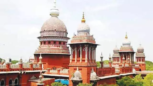 सफाई कर्मचारियों की गिरफ्तारी: उच्च न्यायालय में अपील सफाई कर्मचारियों की गिरफ्तारी: उच्च न्यायालय में अपील