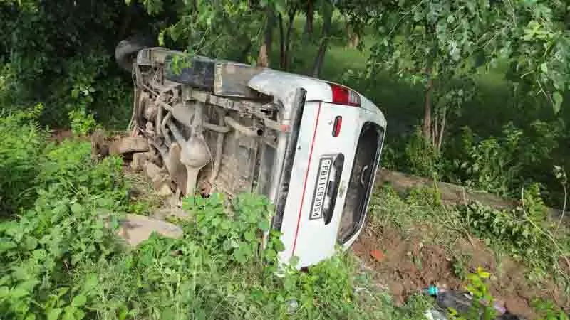 Dera Bassi के पास स्कूल वैन पलटने से 4 छात्र घायल Dera Bassi के पास स्कूल वैन पलटने से 4 छात्र घायल