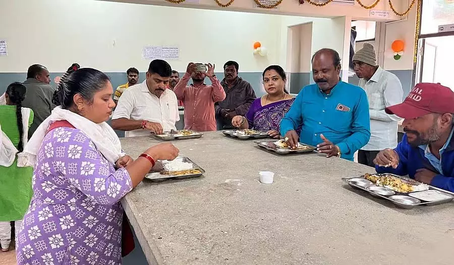 Vijayapura : नगर पालिका अध्यक्ष ने इंदिरा कैंटीन का निरीक्षण किया Vijayapura : नगर पालिका अध्यक्ष ने इंदिरा कैंटीन का निरीक्षण किया