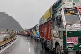 Jammu: जम्मू-श्रीनगर मार्ग पर फिर शुरू हुई आवाजाही Jammu: जम्मू-श्रीनगर मार्ग पर फिर शुरू हुई आवाजाही