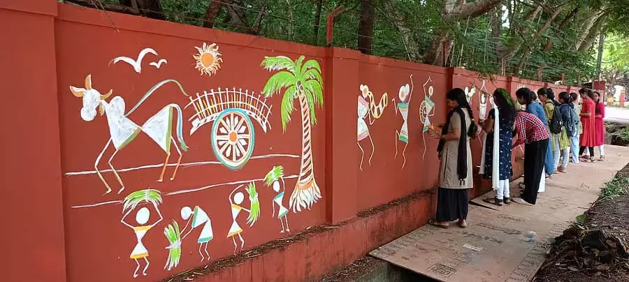 Dharwad: विरासत चित्रों की सुंदरता का अनावरण Dharwad: विरासत चित्रों की सुंदरता का अनावरण