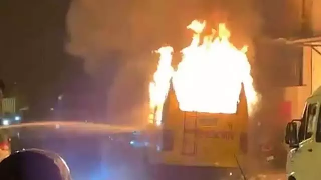 Bengaluru : खड़ी निजी स्कूल बस में लगी आग, एक व्यक्ति की संदिग्ध मौत Bengaluru : खड़ी निजी स्कूल बस में लगी आग, एक व्यक्ति की संदिग्ध मौत