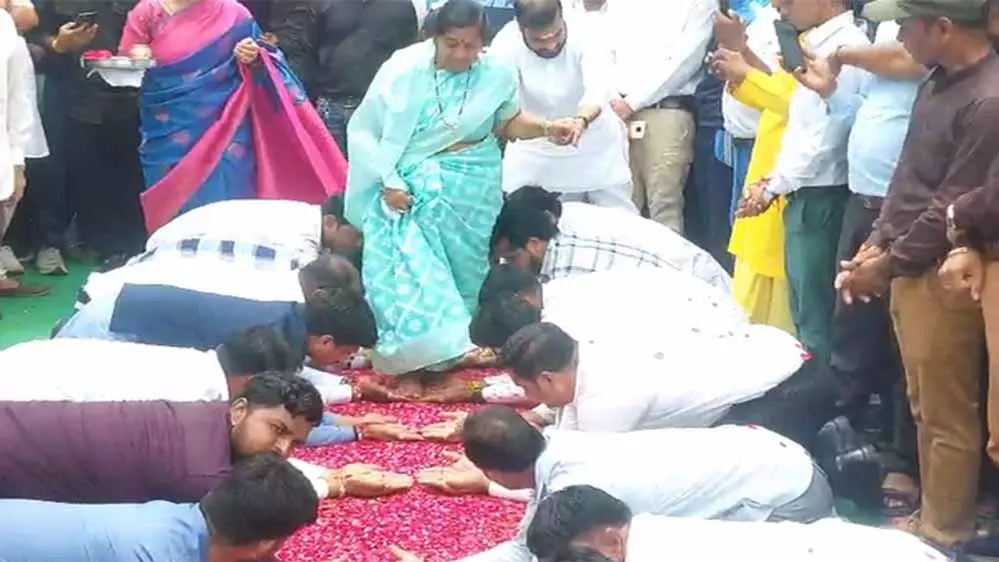 Ujjain: शहीद स्व. सुर्वे के परिवार के लिए आवास का उपहार Ujjain: शहीद स्व. सुर्वे के परिवार के लिए आवास का उपहार